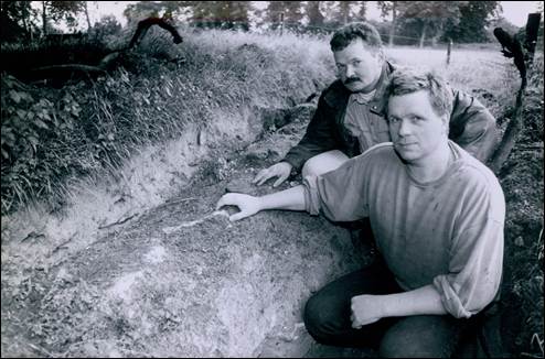 Harrie Hendriks Boers en Henk Vermaat bij de uitgegraven muur op Schuilenburg