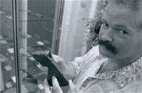 Henk Vermaat met bijl bij expositie.